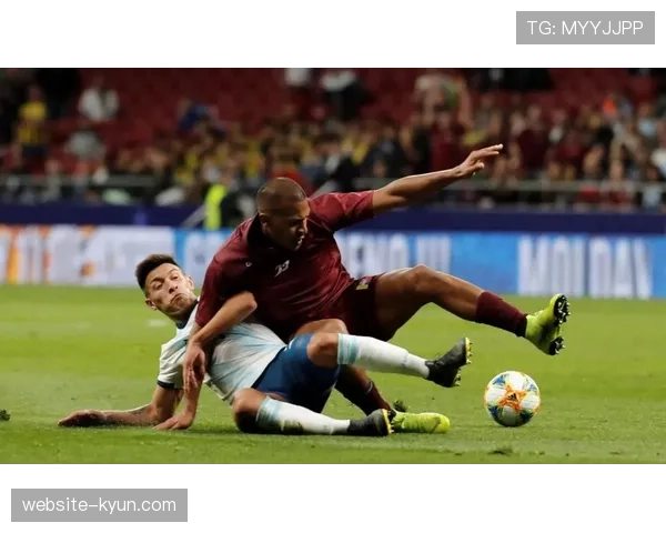 特写：终场哨响，为保级拼尽全力的阿尔梅里亚球员瘫倒在地