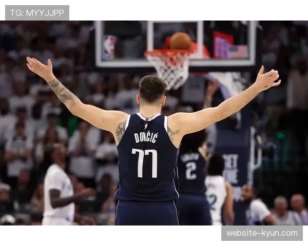 特写：德克·诺维茨基现身独行侠主场，赛后与卢卡·东契奇长时间交谈